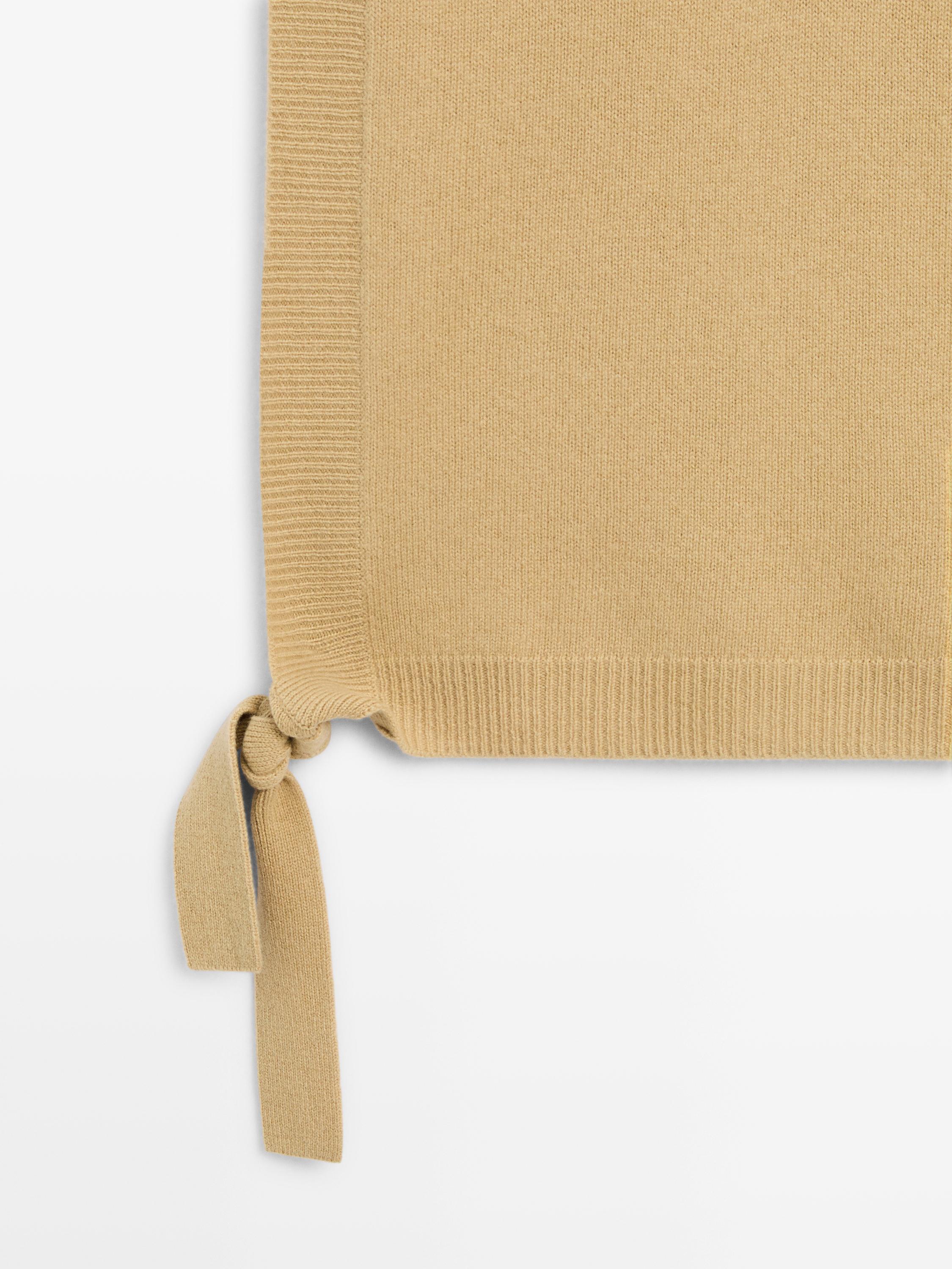 V-neck bib with tie details